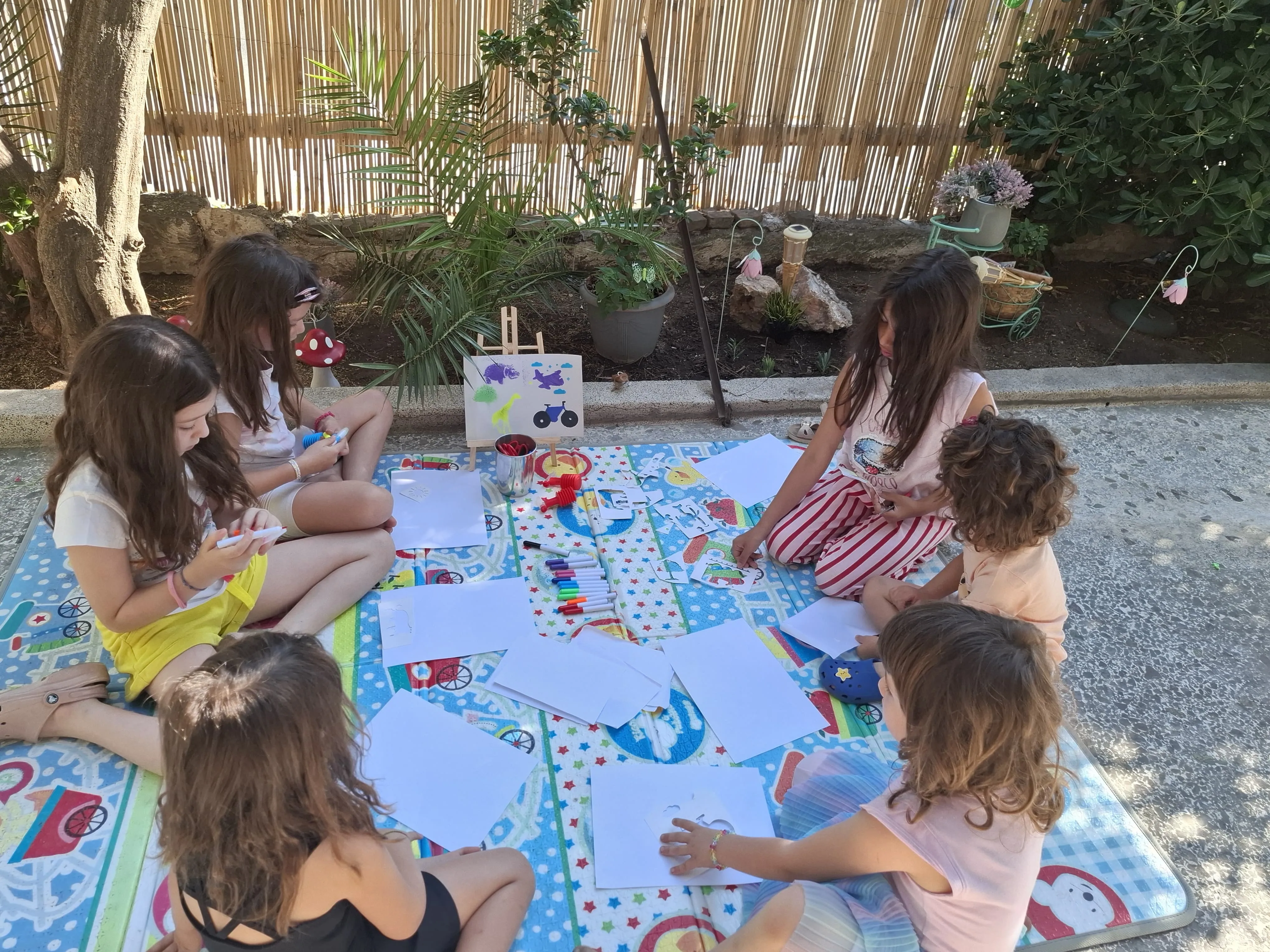 Παιδιά φτιάχνουν κατασκευές γύρω από ένα τραπέζι
